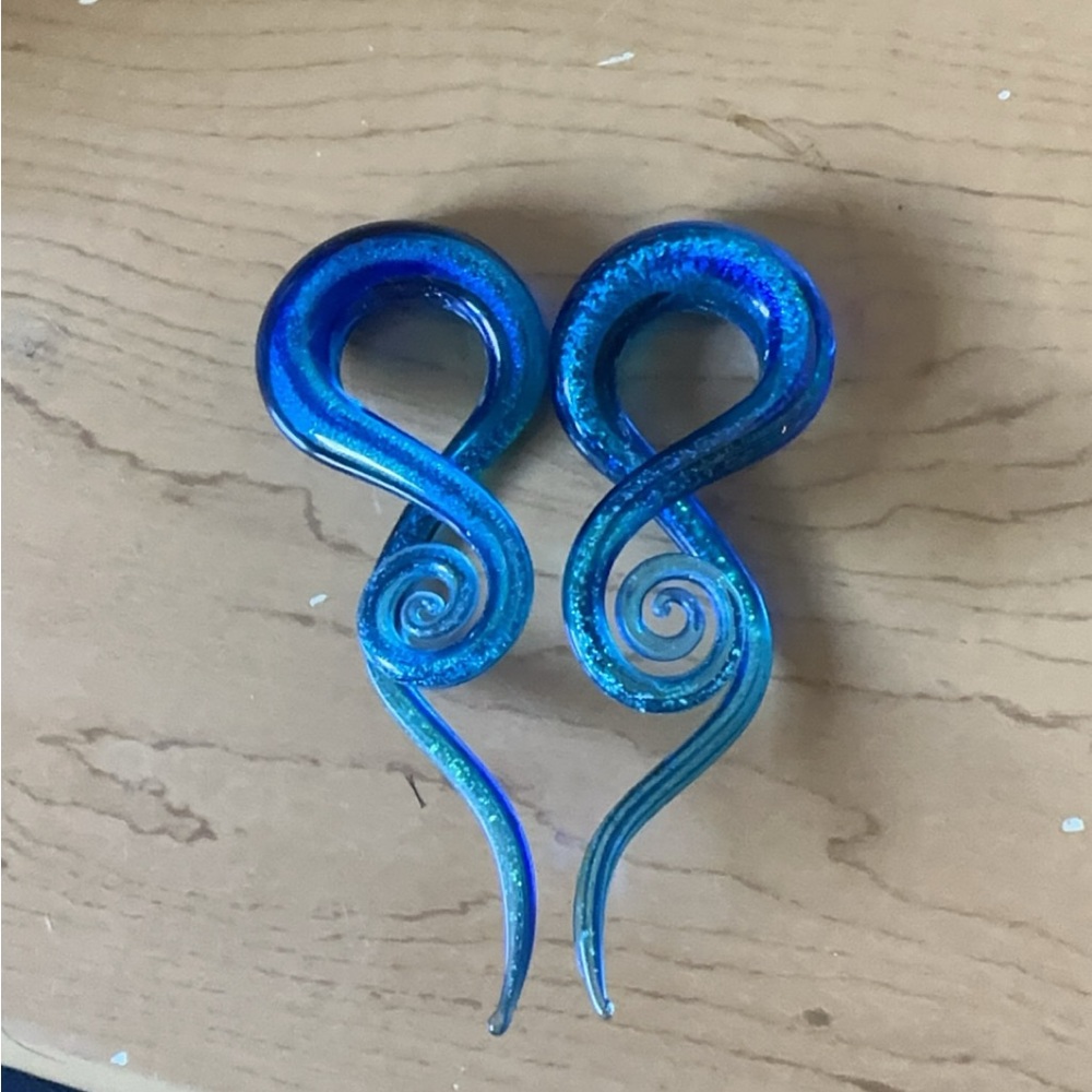 Glass ear stretch